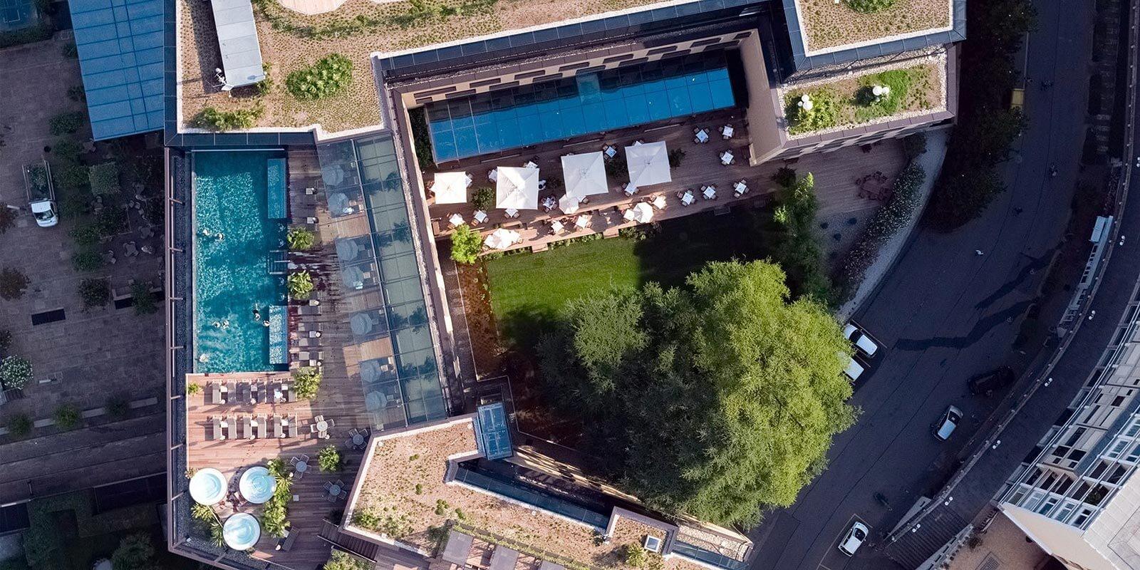 Vista panoramica di un complesso di piscine realizzato da Hofer Group