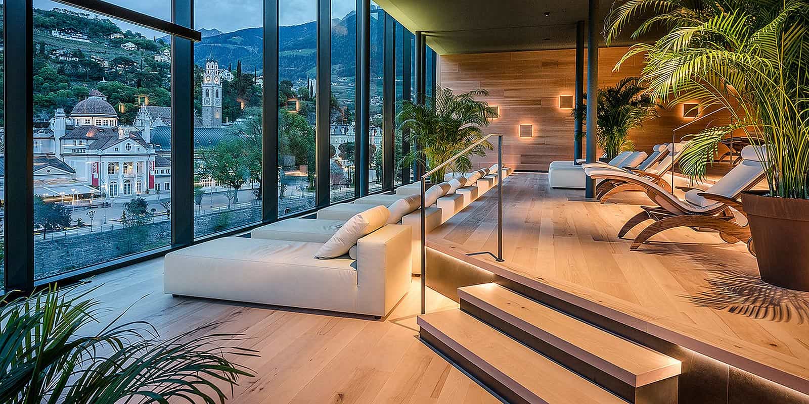 La sala relax di un hotel con vista panoramica sulla città realizzato da Hofer Group